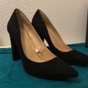 Black pumps